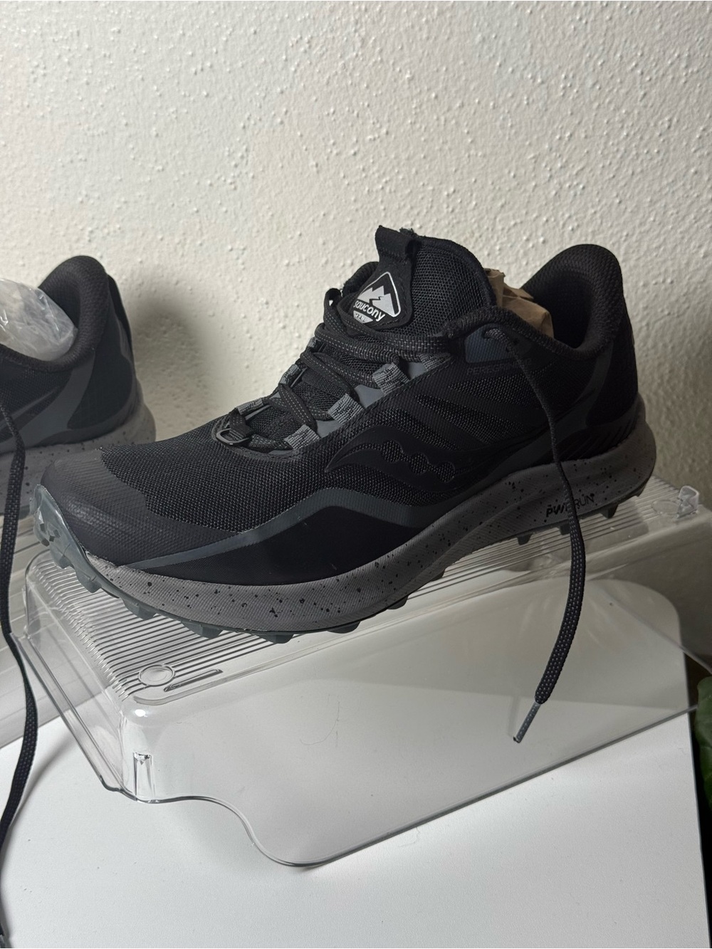 Saucony Men's Black and Dark Gray Trail Runner